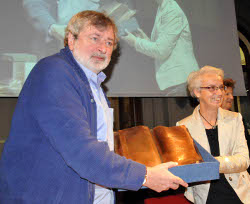 Francesco Guccini e la presidente Beatrice Draghetti