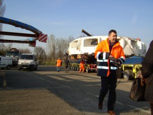 i tecnici della Provincia di Bologna sul luogo delle operazioni di trasporto della fresa