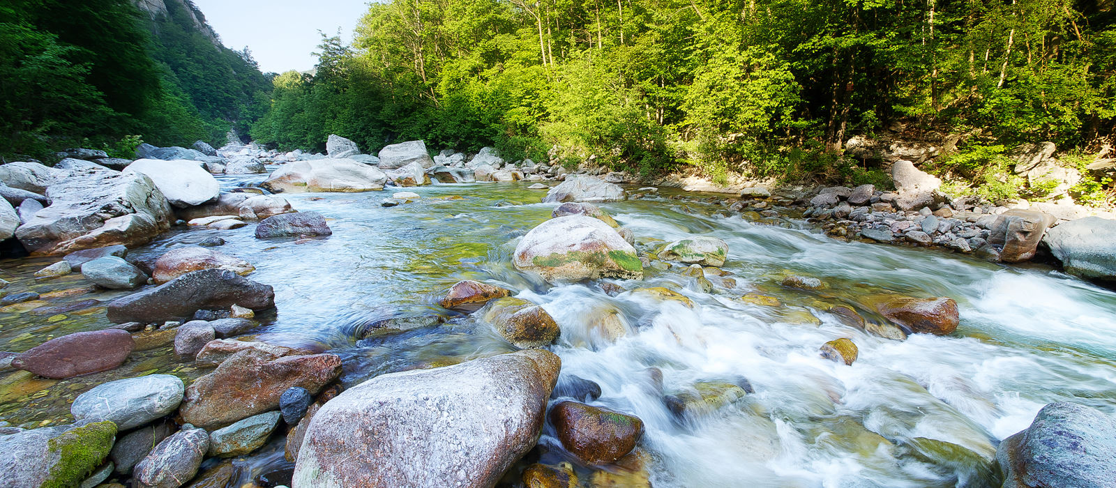 In mezzo scorre il fiume