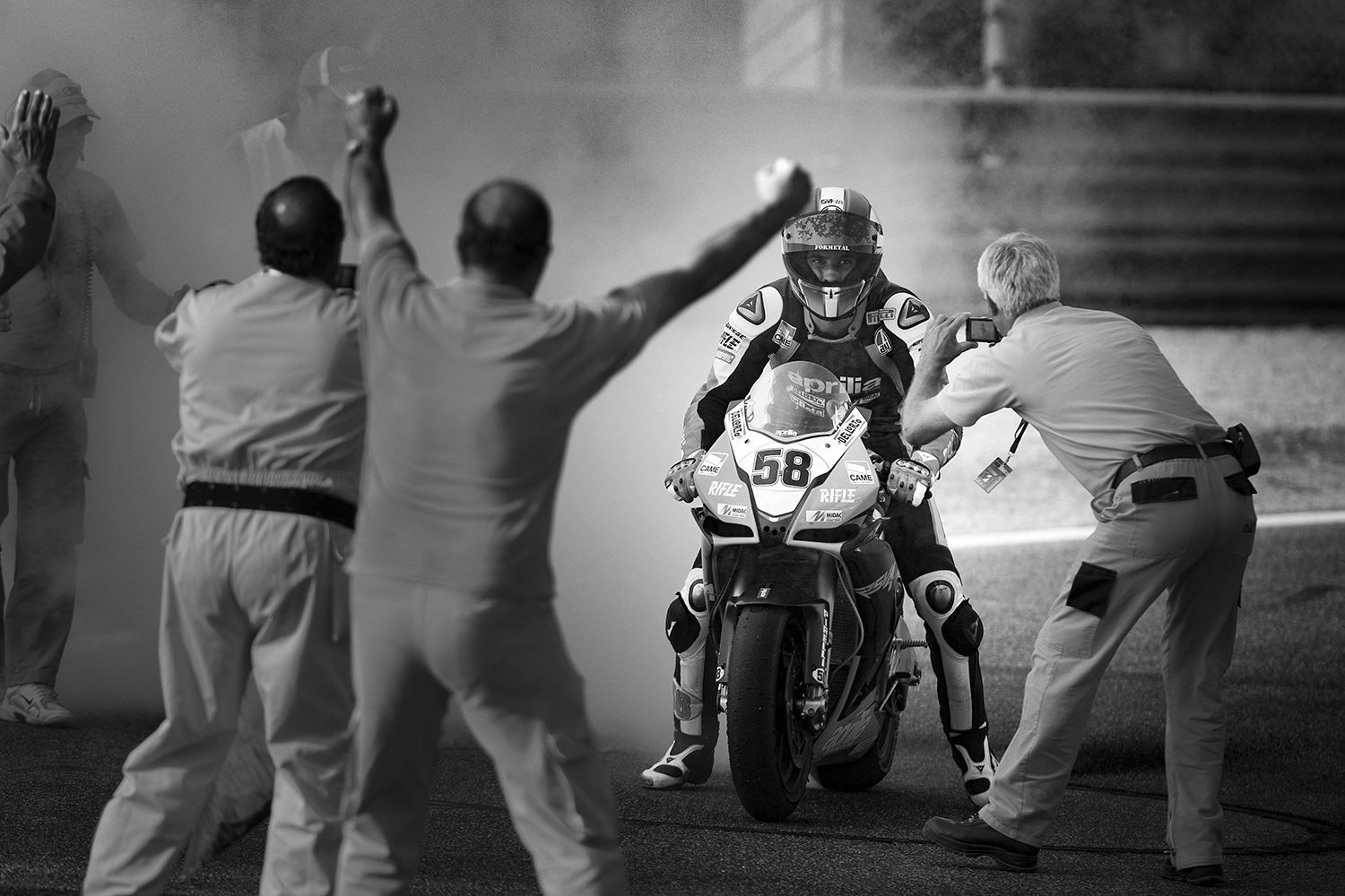 Il silenzio. La corsa epica di Marco Simoncelli - foto di Mirco Lazzari