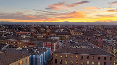 Sulla Torre Ghirlandina di Modena, al tramonto